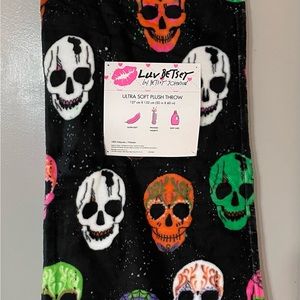 Betsey Johnson skull throw, NWT